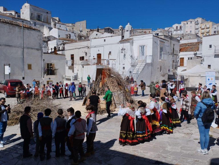 Monte Sant’Angelo celebra le Fanoje: mercoledì 18 marzo torna la festa dei falò di San Giuseppe tra tradizione, musica e comunità